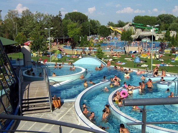 Virágfürdő élménymedence